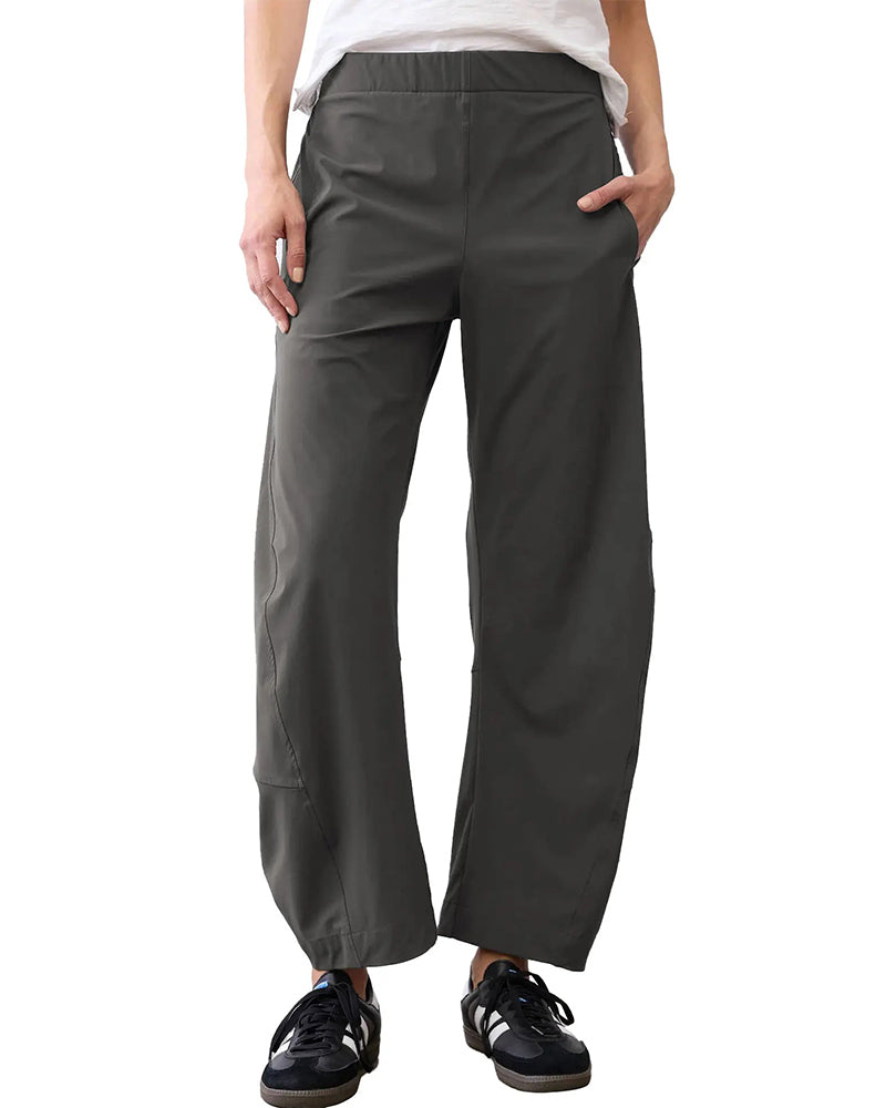 Hanging pocket cropped trousers, detail view