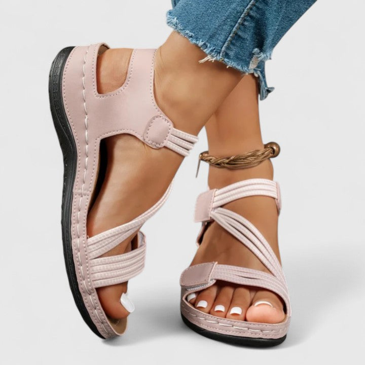 Lynn orthopedic support sandals on model | Alba Muse
