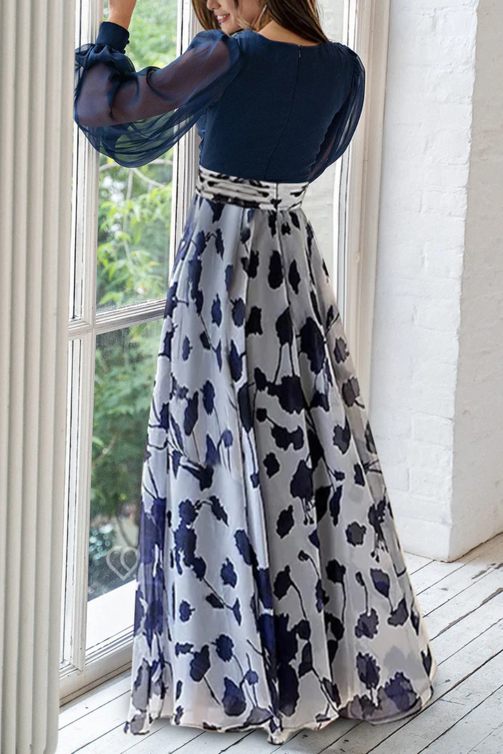 Women's V-neck maxi dress with voluminous gathered cuff sleeves