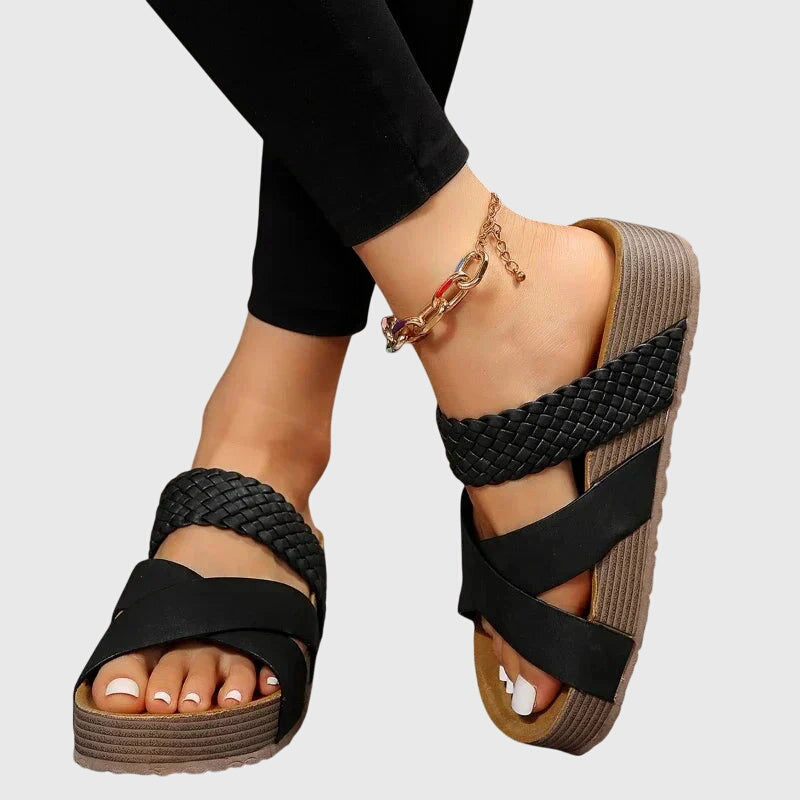 Women's supportive sandals suitable for wide and narrow feet