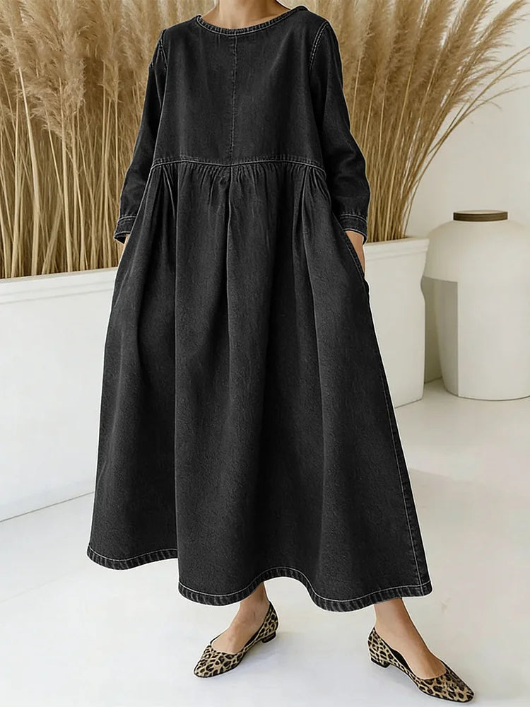 Loose denim dress in navy blue, casual everyday wardrobe staple | Alba Muse