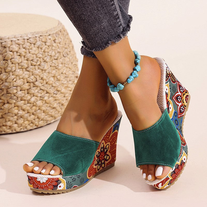 Velvet boho wedge sandals in green, side view