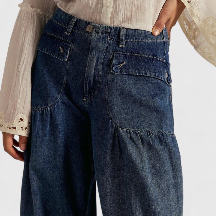 Wide leg trousers with double pleated pockets, detail view