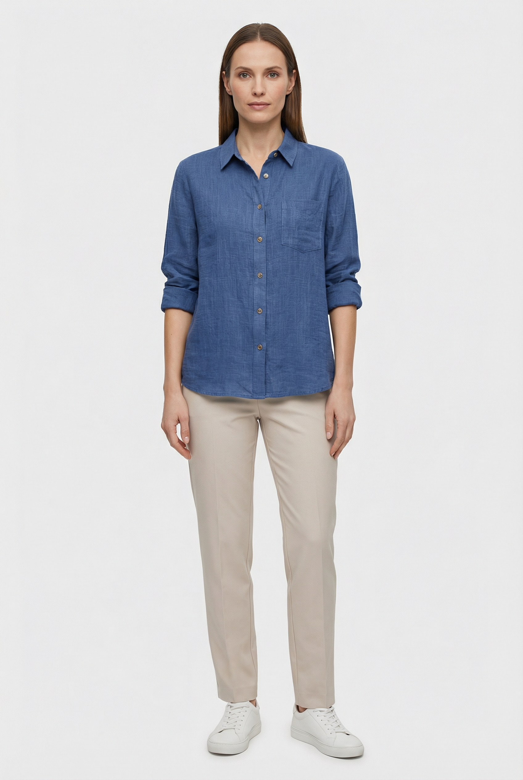 Women's loose fit shirt, close-up of button-through front