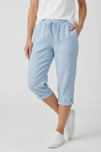 Women's linen capri trousers in light blue – relaxed fit cropped length