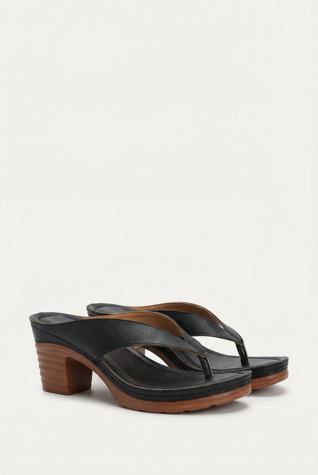 Women's ergonomic footbed sandals, close-up of cross-over toe strap