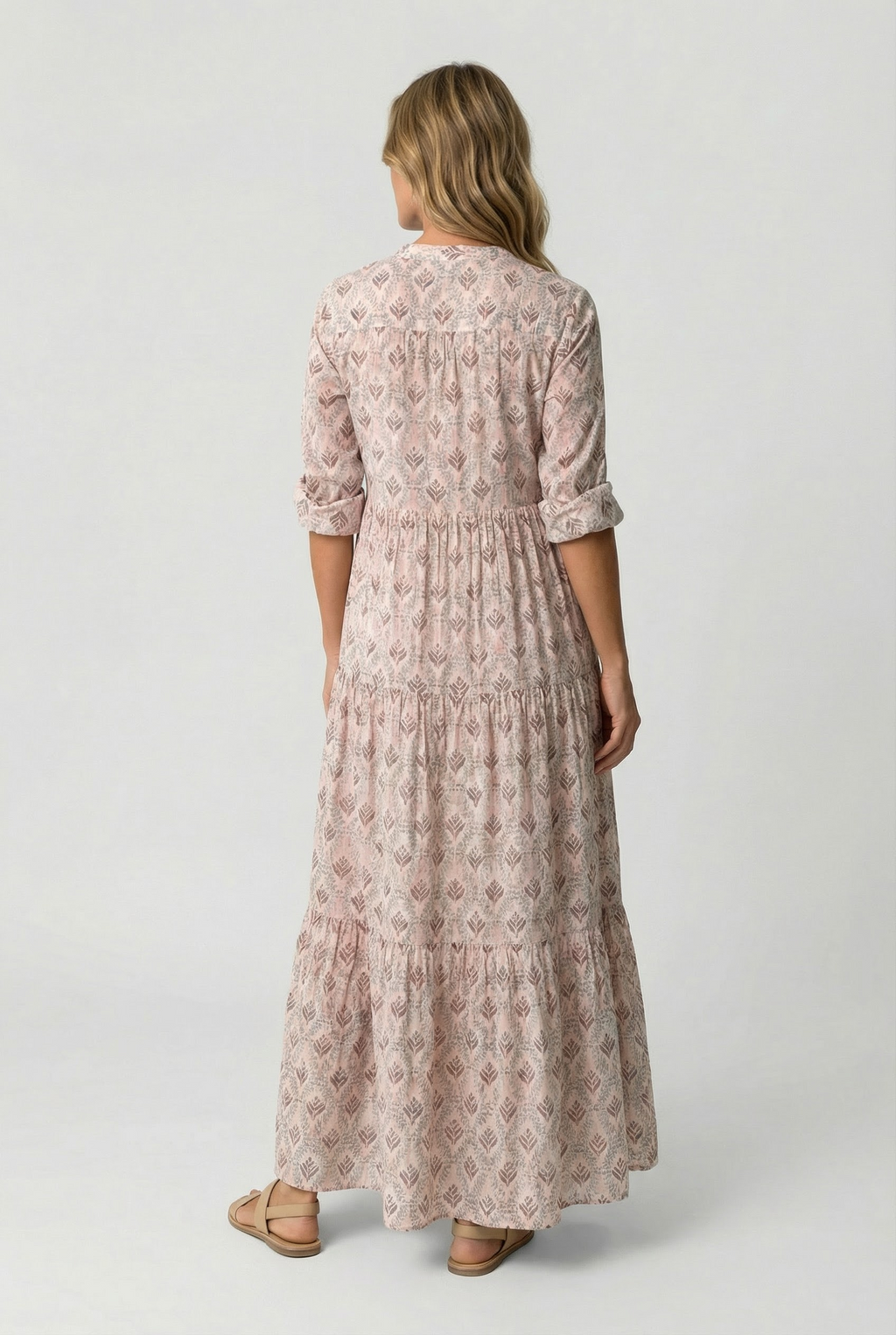 Women's vintage print maxi, close-up of 3/4 sleeve and print
