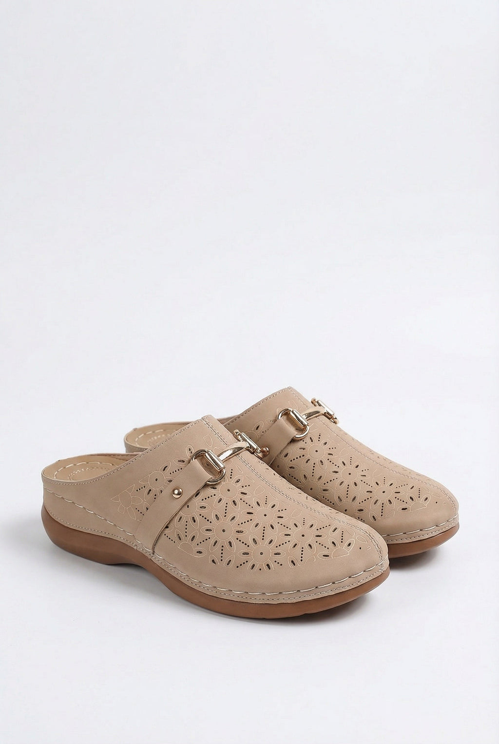 Women's lightweight outdoor slippers in casual summer design, front view