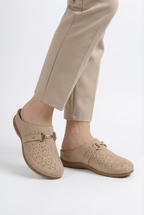 Women's summer slippers, close-up of half-support construction
