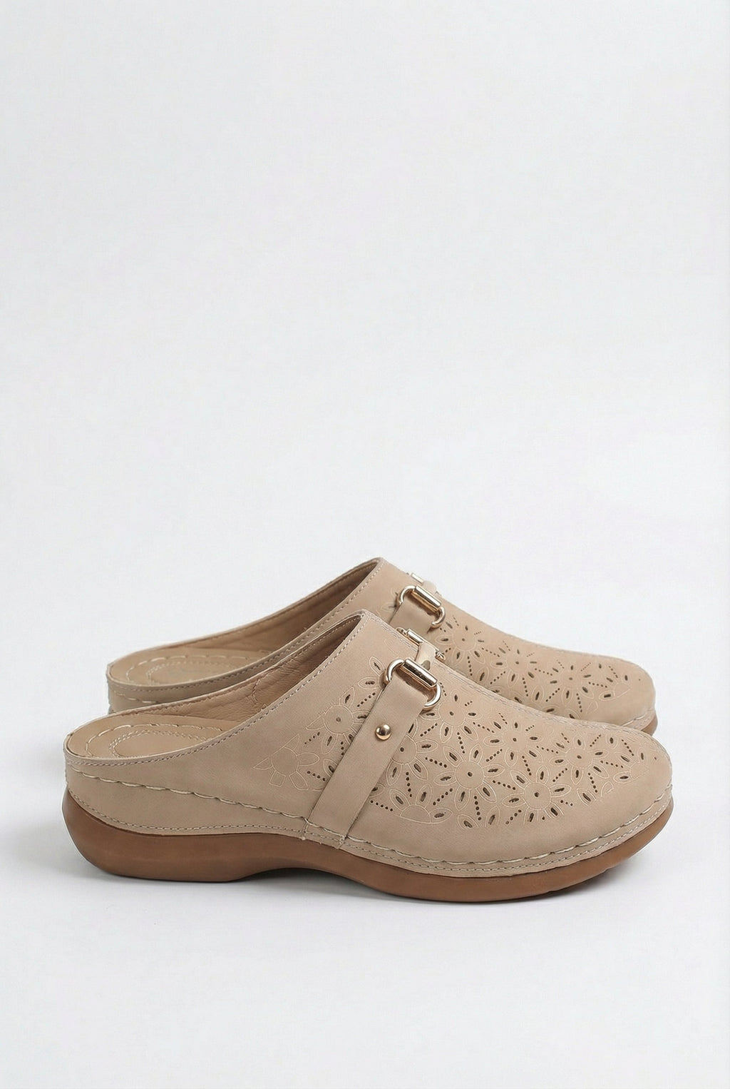 Women's breathable summer slippers, side view showing sole