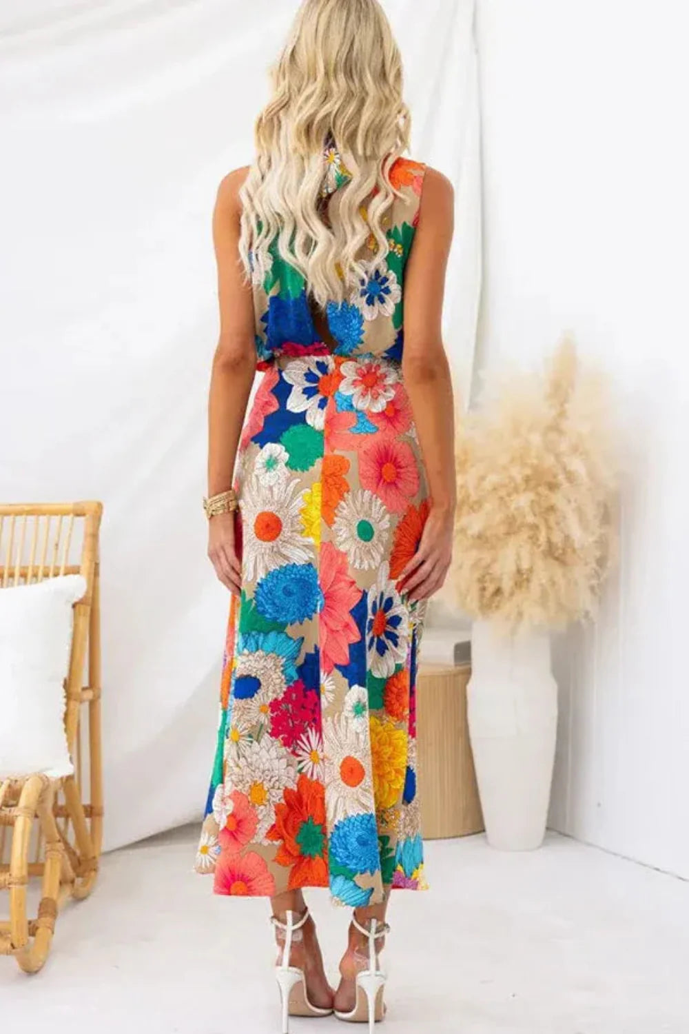 Floral halter neck maxi dress, halter neck detail